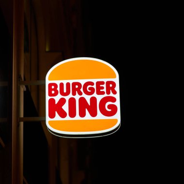   Prag, Çek Cumhuriyeti 01 Ekim 2023: Geceleri Prag 'ın merkezinde yer alan fast food zinciri Burger King için aydınlatma işareti                              
