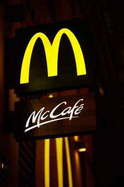 Prag, Çek Cumhuriyeti 01 Ekim 2023: Geceleri Prag 'ın merkezinde yer alan fast food zinciri McDonald' s 'ın bir parçası olan McCaf' ın aydınlanma işareti                               