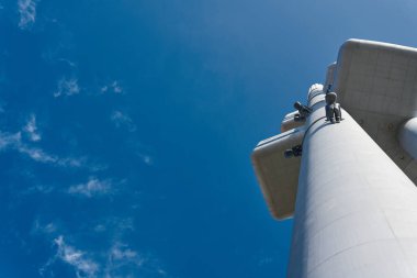   Prag 'daki televizyon kulesi aşağıdan görünüyor ve sol tarafta boş alan var.                             