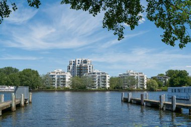 Berlin 'in Alt Stralau semtindeki Spree bankalarında pahalı lüks gayrimenkulleri olan şehir gelişimi                               