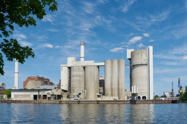  Nehrin kıyısında endüstri Berlin 'de Spree                              