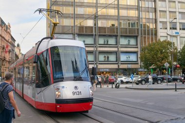   Prag, Çek Cumhuriyeti 03 Ekim 2023: Prag 'ın merkezindeki Wenceslas Meydanı' nda tramvay hattı 24                             