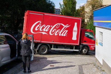 Prag, Çek Cumhuriyeti 4 Ekim 2023: Coca-Cola kamyonu Prag şehir merkezinde bir benzin istasyonunun önünde kuyrukta.                               