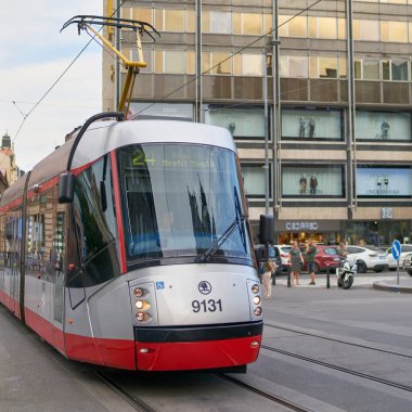   Prag, Çek Cumhuriyeti 03 Ekim 2023: Prag 'ın merkezindeki Wenceslas Meydanı' nda tramvay hattı 24                             