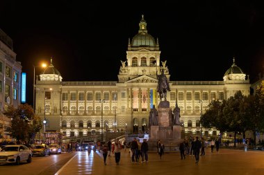 Prag, Çek Cumhuriyeti 06 Ekim 2023: Ulusal Müze, Narodni mezarı ve St. Wenceslas Anıtı ile Wenceslas Meydanı, Çek başkenti Prag 'da akşam vakti Pomnik svateho Vaclava                               