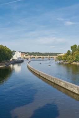  Prag 'daki Vltava Nehri' ndeki dalgalar. Arkaplanda tarihi Charles Köprüsü                              