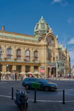   Çek Cumhuriyeti 03 Ekim 2023: Prag 'ın merkezinde, Cumhuriyet Meydanı' ndaki Prag Senfoni Orkestrası 'nın inşaatı                             