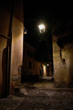   İtalyan Garda Gölü 'nün eski Malcesine kasabasında, romantik tarihi bir ara sokak.                             