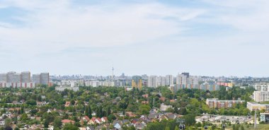   Berlin üzerinde Marzahn-Hellersdorf bölgesindeki Kienberg üzerinde bedava metin alanı ile panoramik bir bakış açısı                             