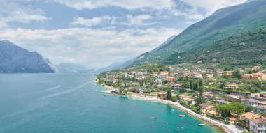  Garda Gölü kıyısındaki popüler İtalyan tatil beldesi Malcesine 'in kuzeyine bak.                              