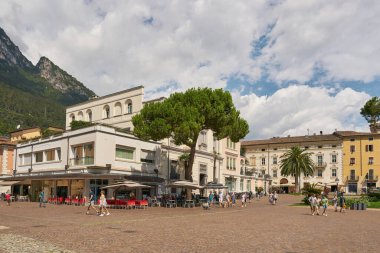  Riva del Garda, İtalya 3 Ağustos 2023: Piazza Cesare Battisti ile birlikte İtalya 'daki Garda Gölü' ndeki Riva del Garda kasabasında turistler                               