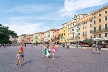   Verona, İtalya 01 Ağustos 2023: İtalya 'nın Verona kentindeki Piazza Bra' da turistler                             
