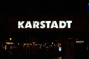 Magdeburg, Almanya 24 Şubat 2024: Almanya 'nın Magdeburg kentindeki Galeria Karstadt Kaufhof grubunun aydınlatma işareti                               