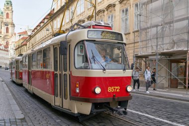   Prag, Çek Cumhuriyeti 06 Ekim 2023: Tramvay, Tram, Karmelitska Caddesi, Mala Strana, Çek Cumhuriyeti 'nin Prag' daki Küçük Kasabası                             
