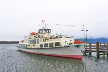  Prien, Almanya 23 Aralık 2023: Chiemsee-Schifffahrt 'li Siegfried yolcu gemisi Ludwig Fessler KG, Almanya' daki Chiemsee Gölü 'ndeki Prien limanındaki Herreninsel gezisi için                              
