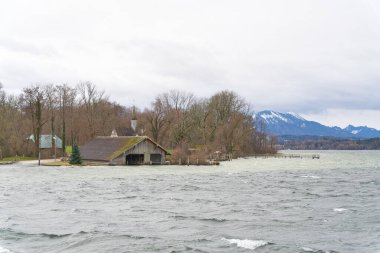  Bavyera Kralı II. Ludwig 'in eski iniş sahnesi Kreuzkapelle' de Chiemsee Gölü 'ndeki Herreninsel' i ziyaret etmek için.                              