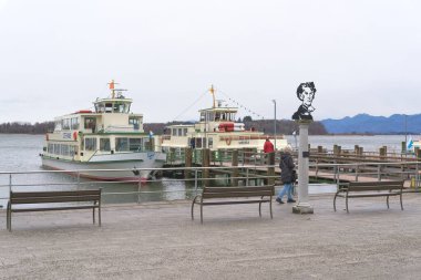 Prien, Almanya 23 Aralık 2023: Chiemsee-Schifffahrt Ludwig Fessler KG yolcu gemileri Bavyera 'daki Prien am Chiemsee limanındaki Herreninsel' e geçiş için                               