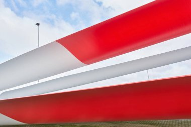  Almanya 'nın Magdeburg kentindeki bir sanayi bölgesinde rüzgar türbini pervaneleri için depolama alanı                              