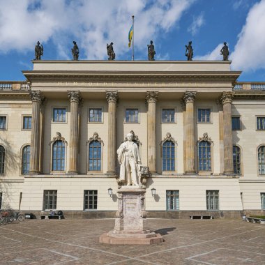 Berlin 'deki ünlü Humboldt Üniversitesi. Helmholtz Hekiminin anıtı ön planda.                               