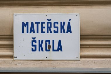   Prag şehir merkezindeki Çek Materska Skola yazıtlarını imzalayın. Çeviri: anaokulu, anaokulu.                              
