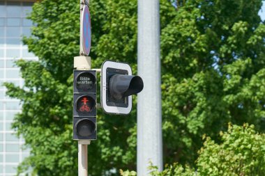 Magdeburg şehir merkezinde kırmızı trafik ışığı ve Alman bitte warten harfleri. Çevirisi: Lütfen bekleyin                               