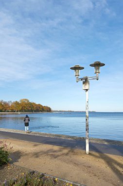  Stralsund, Almanya 3 Kasım 2023: Almanya 'nın Strelasund kentindeki Hanseatik kenti Stralsund' un Sundgezinti güvertesinde turist ve fener                              