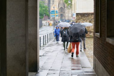 İnsanlar Köln 'de yağmurlu bir havada işe gidiyorlar.                               