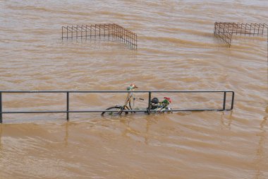   Almanya 'da Köln' de Ren nehri boyunca, unutulmuş bir bisikletle sel baskınına uğramış.                             