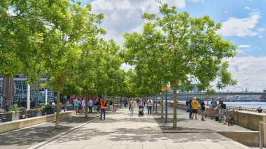    Köln, Almanya 25 Mayıs 2024: Kennedy Bankası, Kennedy-Ufer Ren Nehri üzerinde yürüyenlerle birlikte güzel bir mayıs günü                            