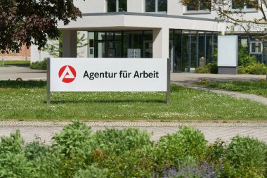 Magdeburg, Almanya 01 Mayıs 2024: Almanya 'nın Magdeburg kentindeki istihdam acentesi Agentur fr Arbeit ile imzala                               