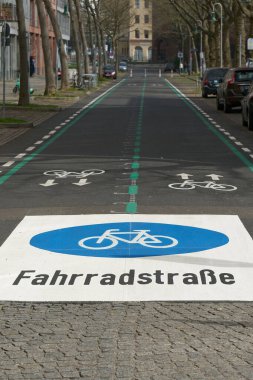  Bisiklet yolu, Berlin-Mitte şehir merkezinde Fahrradstrae. Bisikletçilerin bisiklet şeritlerindeki sürücülere göre öncelikleri vardır.                              