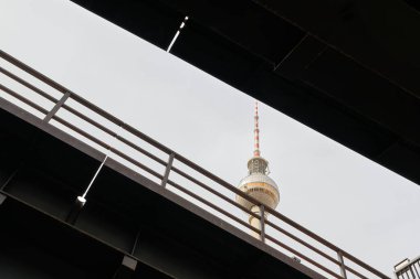  Berlin 'deki Alexanderplatz istasyonundaki iki demiryolu köprüsünden televizyon kulesinin görüntüsü                              