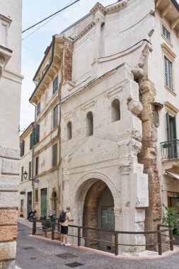   Verona, İtalya 01 Ağustos 2023: Aslan Kapısı, Roma döneminden Porta Leoni İtalya 'nın Verona şehrinde                             