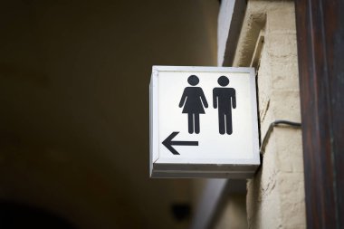  Belçika 'nın eski Bruges kasabasında kadınlar ve erkekler için bir tuvalet için açık tabela                              