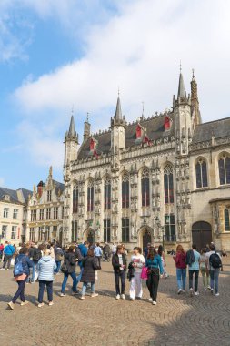 Bruges, Belçika 18 Mayıs 2024: Tarihi belediye binasında 1376 'dan kalma Belçika' nın Bruges kentindeki Stadhuis turistler                               