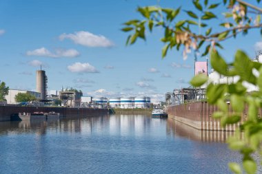   Magdeburg, Almanya 18 Nisan 2024: Arka planda Magdeburg limanındaki Zweigkanal limanında bir tank depolama tesisi                             