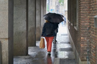  Köln, Almanya 24 Mayıs 2024: Almanya 'da Köln' de alışveriş turunda şemsiyeli kadın                              