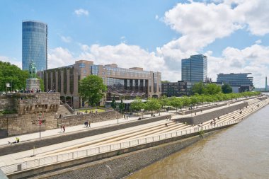  Köln, Almanya 25 Mayıs 2024: Kennedy-Ufer ve Ren nehri kıyısındaki Köln 'ün Deutz ilçesindeki Rheinboulevard Hohenzollern Köprüsü' nden görüldü.                              