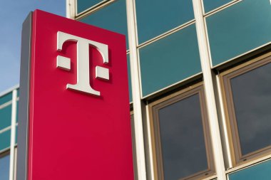   Magdeburg, Almanya 01 Mayıs 2024: Almanya 'nın Magdeburg kentindeki bir şubenin önünde Deutsche Telekom AG Grubu' nun logosu                             