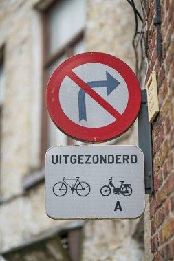 Belçika 'nın Bruges şehrinde bisikletçiler ve moped sınıfı A dışında trafik işaretleri yasaklandı.                               