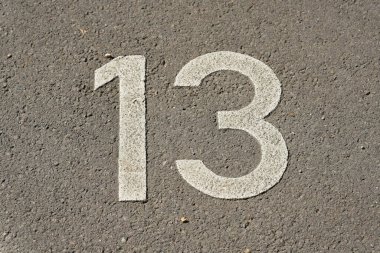  Almanya 'nın Leipzig kentindeki 13 numaralı otopark için asfalt üzerinde işaretleme                              