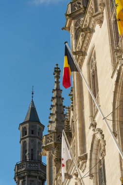 Belçika 'nın Bruges pazar meydanındaki Neo-Gotik İl Sarayı cephesinin ayrıntıları                               
