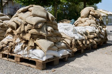    Constance, Bodensee 'de, Konstanz, Almanya' da son sel baskınından korunmak için kum torbaları                            