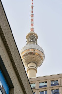 Berlin 'deki televizyon kulesi prefabrik binaların arkasına gizlenmiş alışılmadık bir perspektiften.                                