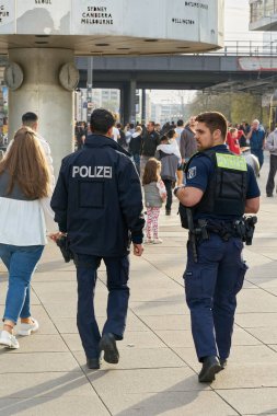   Berlin, Almanya 31 Mart 2024: Berlin 'deki Alexanderplatz' da güvenliği sağlamak için polis mevcudiyeti                             