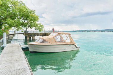  Uberlingen, Almanya 2 Ağustos 2024: Bodensee, Constance Gölü 'ndeki Ueberlingen iskelesinde tekne                           