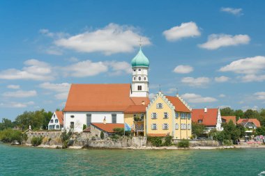  Bodensee, Constance Gölü yakınlarındaki Wasserburg Belediyesi, St. George Kilisesi ile birlikte gölden görülmektedir.                              