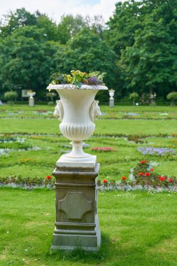   Köln 'de iyi korunan bir parktaki çayır üzerindeki süs olarak.                              