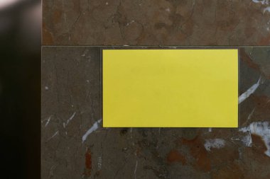 Metin alanı olmayan boş sarı işaret                                