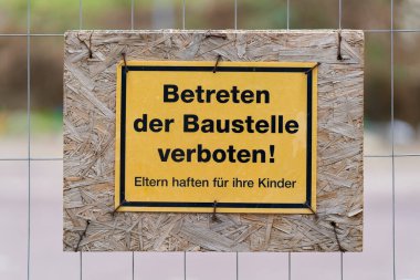   Betreten der Baustelle verboten yazan bir çit imzala. Çevirisi: İnşaat sahasına izinsiz girmek yasaktır.                             